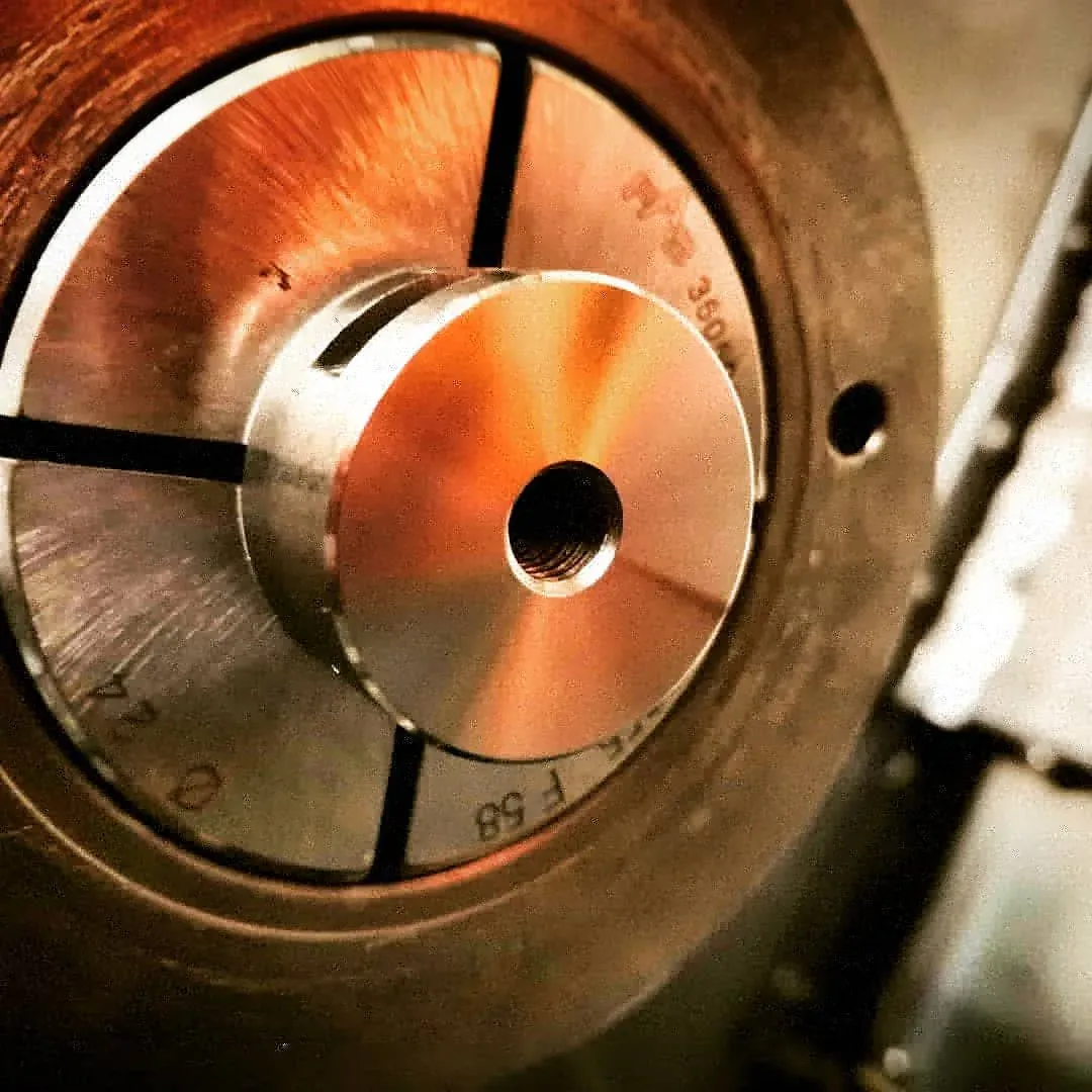 Warm beleuchtete Bohrung eines gedrehten Messingzylinders