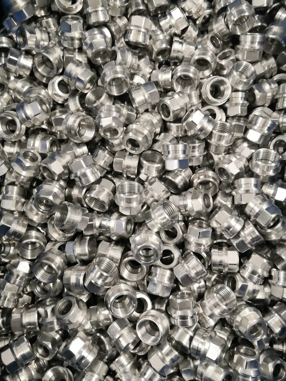 Serie gedrehter Verschraubungen aus Aluminium