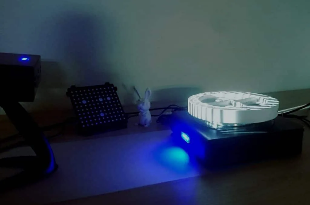 Streifenprojektion: blaue Lichtstreifen digitalisieren ein Objekt im Dunkeln