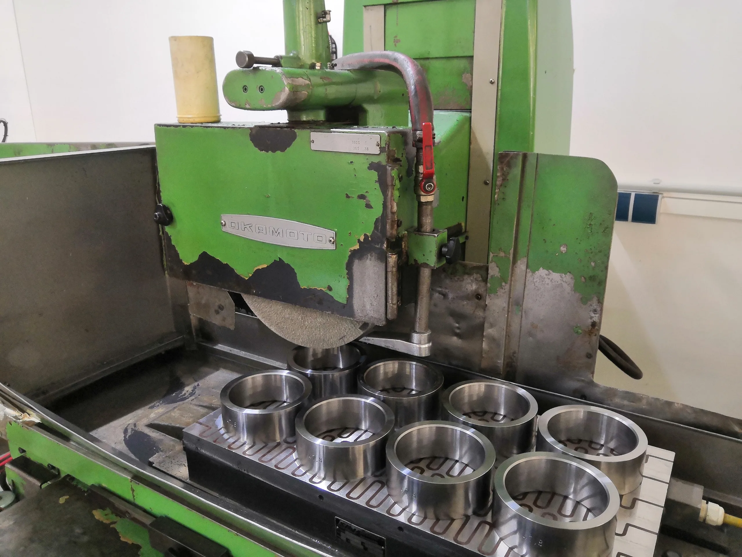 Flachschleifmaschine mit Präzisionsteilen